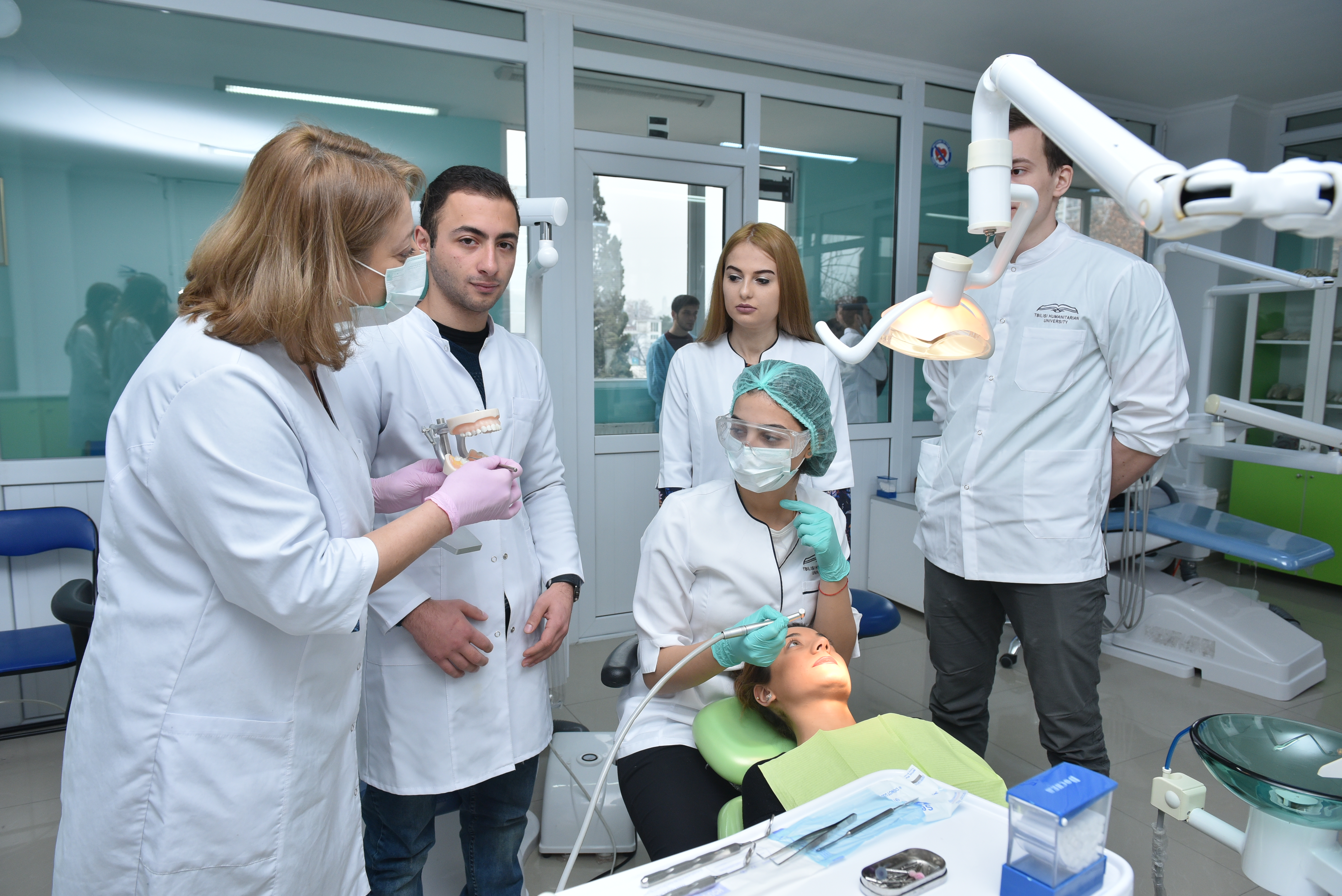თჰუ-ს საუნივერსიტეტო კლინიკაში სტუდენტების მუშაობა პაციენტებთან